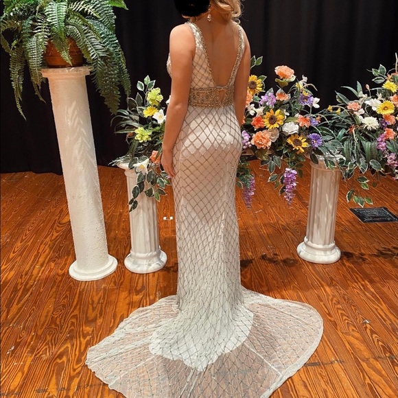 Sherri Hill Size 4 White and Gold Gown - Picture 1 of 6